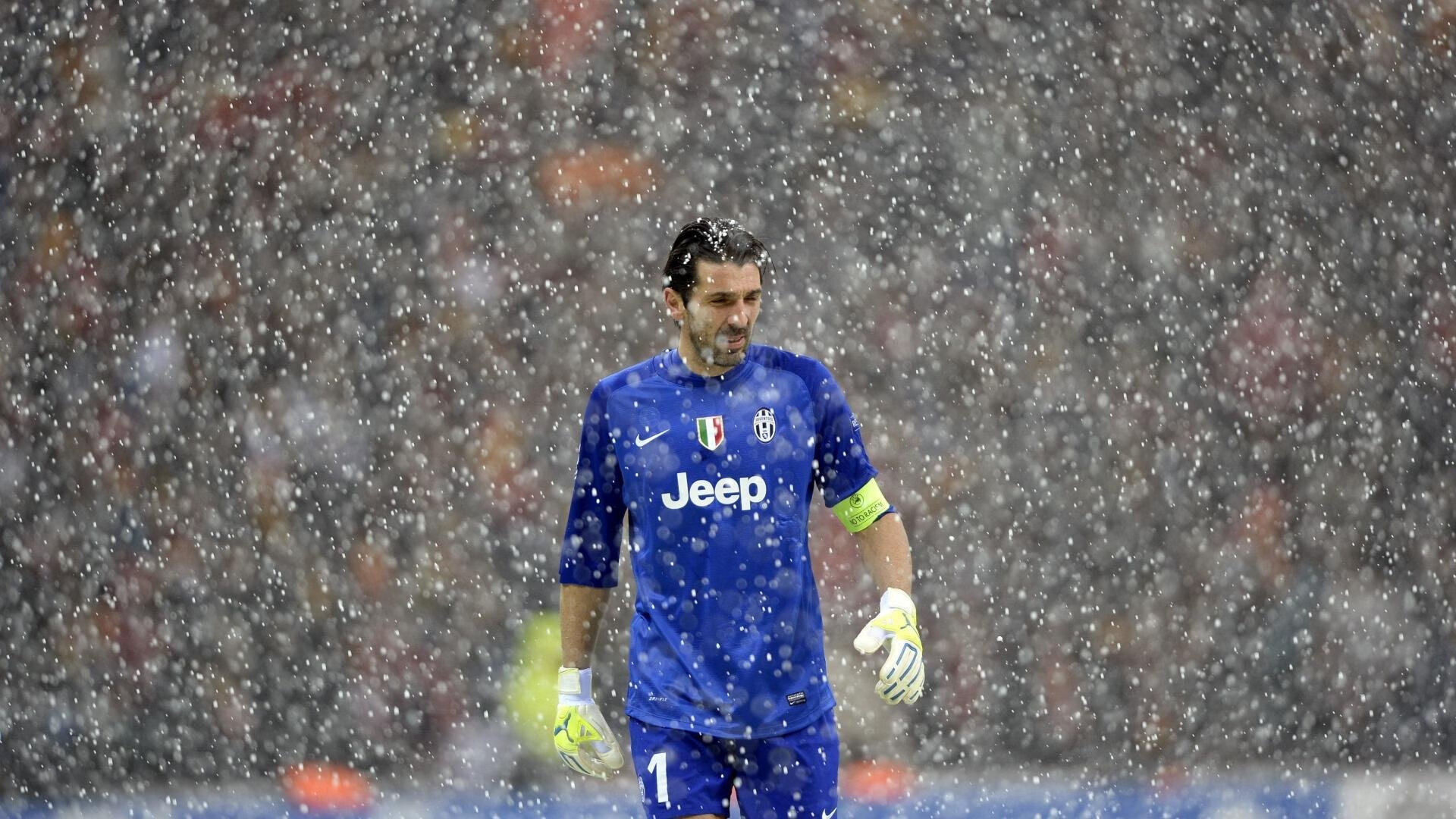 詹姆斯末节爆发砍30+10+8,湖人险胜勇士锁定季后赛席位